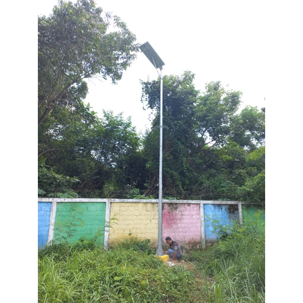 Lampu Outdoor Tenaga Surya PJU All in one 100watt AIOM