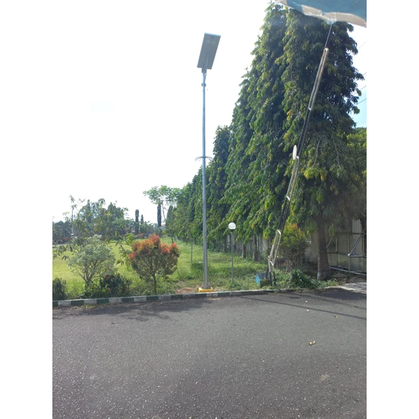 Lampu Jalan PJU All IN ONE Merk ICOM Tipe AIOM 100watt Tenaga Surya