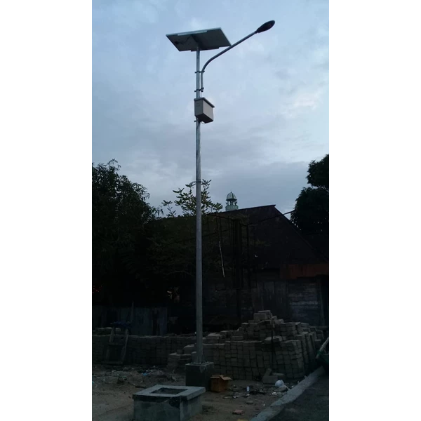 Tiang Lampu Tenaga Surya 7 meter Okta Single Arm